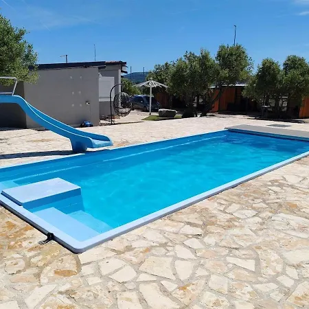 Vakantiehuis Mobile Toni With Shared Pool Near