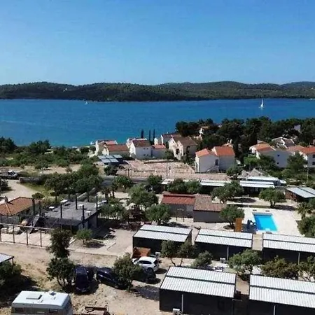 Mobile Toni With Shared Pool Near Vakantiehuis Pirovac
