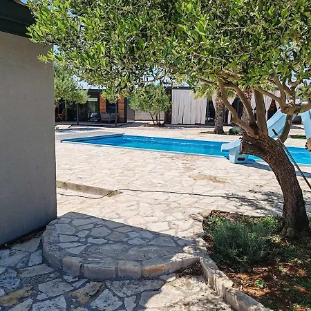 Vakantiehuis Mobile Toni With Shared Pool Near Pirovac