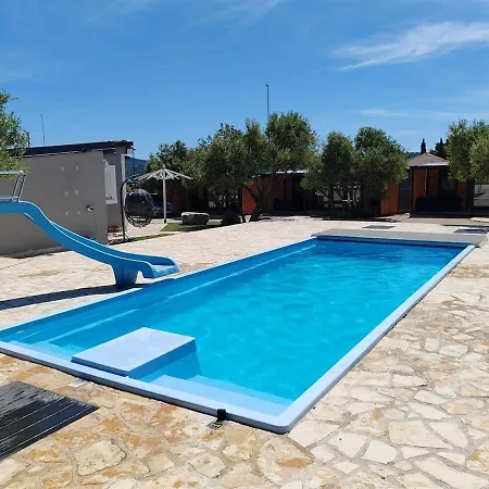 Mobile Toni With Shared Pool Near * Pirovac