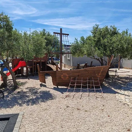 Mobile Toni With Shared Pool Near Vakantiehuis Pirovac